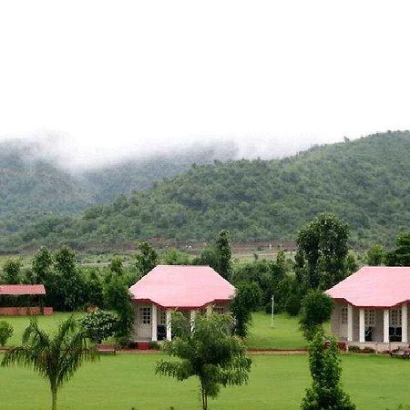 Tiger Den Resort Khilchīpur Exterior foto